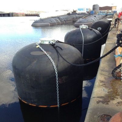 جودة  Navy 50kpa Submarine Fender Hydro Pneumatic Rubber Fenders Customized Sizes مصنع