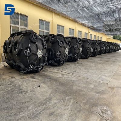 حواجز مطاطية قابلة للنفخ ذات شفة حلول حواجز بحرية متينة متوافقة مع ISO 17357 للرسو السفن وحماية الموانئ